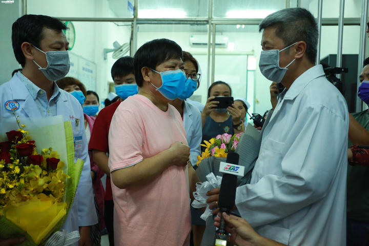 Vợ và con trai đón bệnh nhân Li Ding xuất viện, xúc động cảm ơn bác sĩ Việt Nam - 1