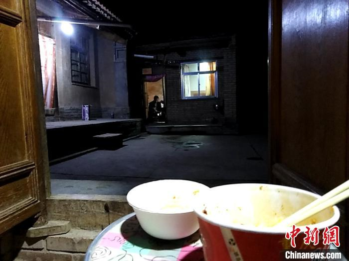 Bữa ăn đoàn tụ với gia đình nhưng không cùng phòng của người khỏi Covid-19 - 1