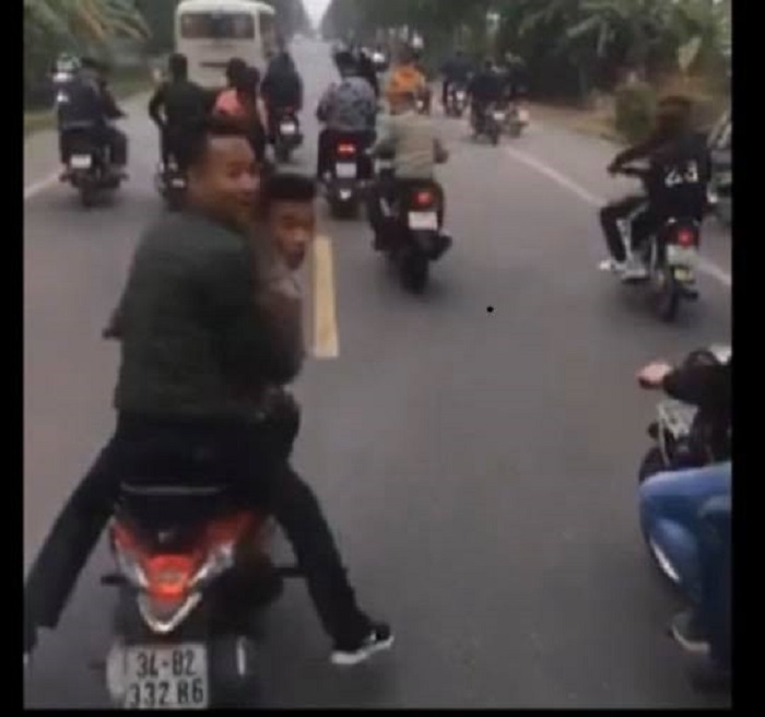 Ủy ban ATGT Quốc gia yêu cầu điều tra nhóm 'trẻ trâu' đầu trần chặn đầu xe chở tân binh - 1