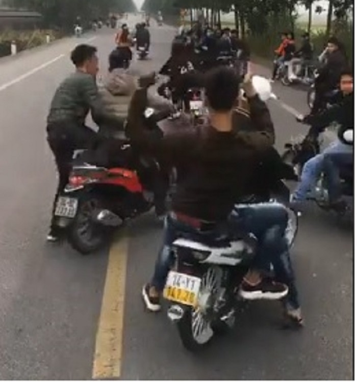 Điều tra nhóm 'trẻ trâu' đầu trần đi xe máy dàn hàng lạng lách, chặn đầu xe chở tân binh - 2