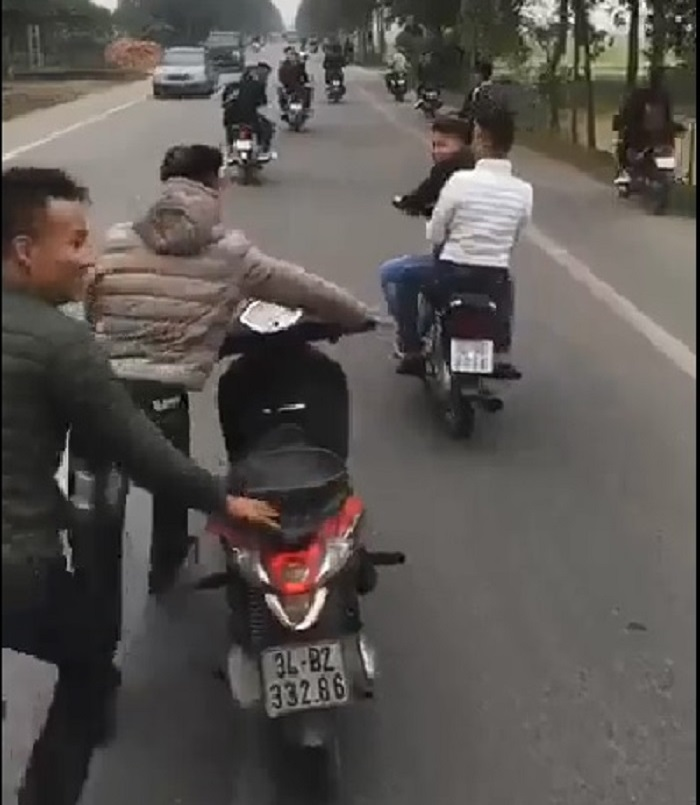 Điều tra nhóm 'trẻ trâu' đầu trần đi xe máy dàn hàng lạng lách, chặn đầu xe chở tân binh - 1