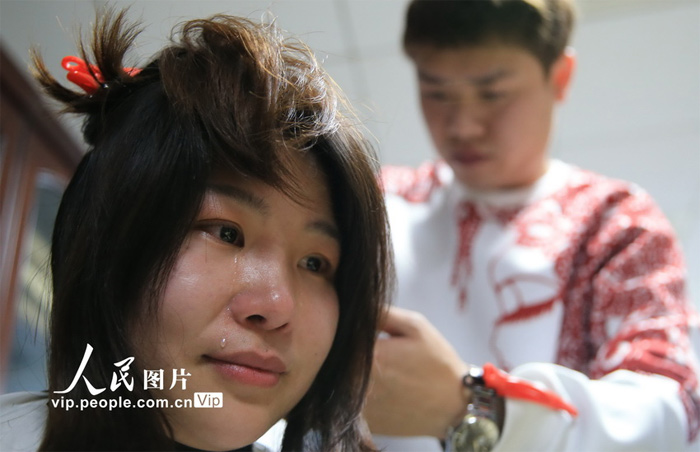 Xúc động hình ảnh những 'thiên thần áo trắng' trong cuộc chiến chống Covid-19 từ tâm dịch - 2