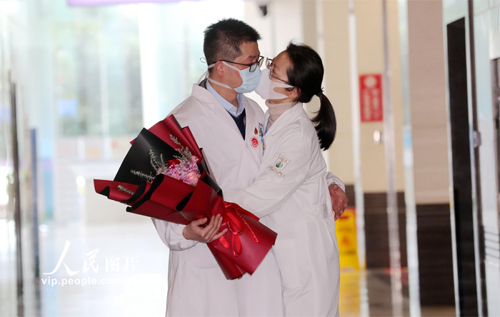 Xúc động hình ảnh những 'thiên thần áo trắng' trong cuộc chiến chống Covid-19 từ tâm dịch - 5