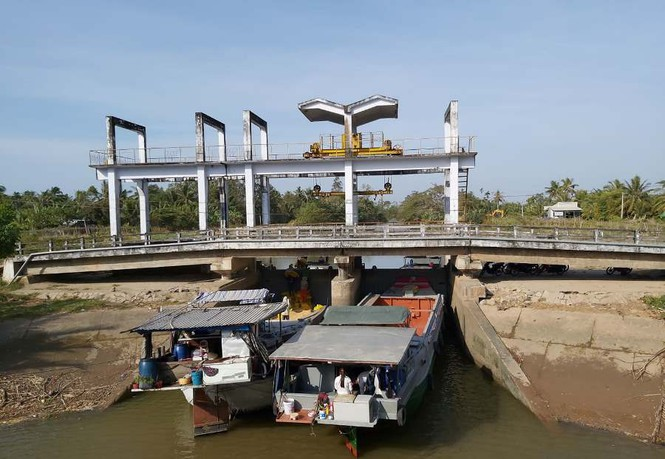 Hạn, mặn khốc liệt ở ĐBSCL: Ruộng nứt toác, kênh trơ đáy - 8