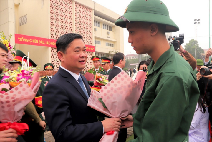Hơn 3.000 thanh niên Nghệ An lên đường nhập ngũ - 2