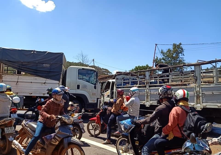 Tai nạn liên tiếp khiến 5 xe dính nhau, QL14 tắc nghẽn nhiều giờ - 1