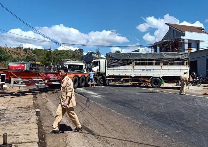 Tai nạn liên tiếp khiến 5 xe dính nhau, QL14 tắc nghẽn nhiều giờ - 4