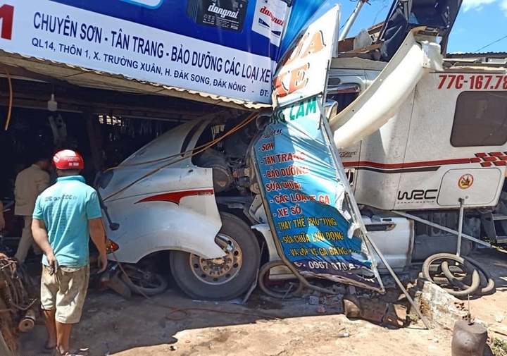 Tai nạn liên tiếp khiến 5 xe dính nhau, QL14 tắc nghẽn nhiều giờ - 2