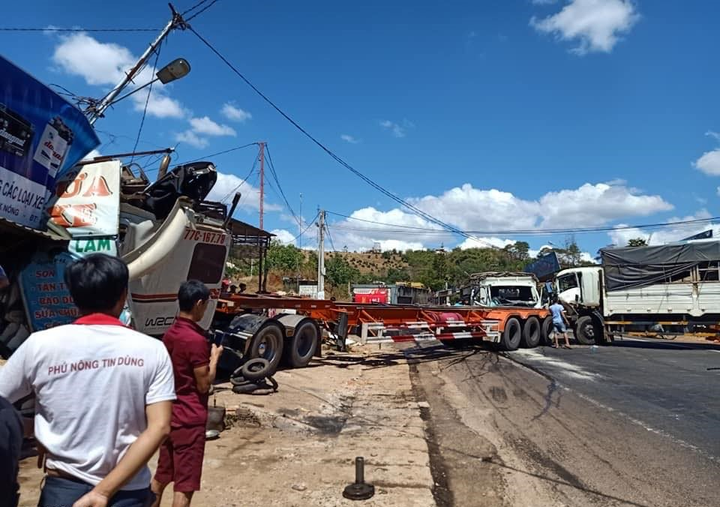 Tai nạn liên tiếp khiến 5 xe dính nhau, QL14 tắc nghẽn nhiều giờ - 3