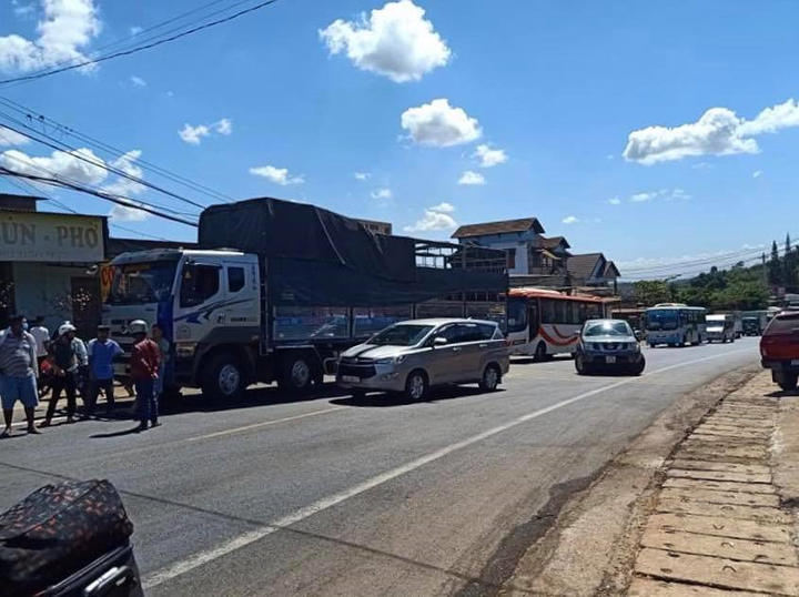 Tai nạn liên tiếp khiến 5 xe dính nhau, QL14 tắc nghẽn nhiều giờ - 7