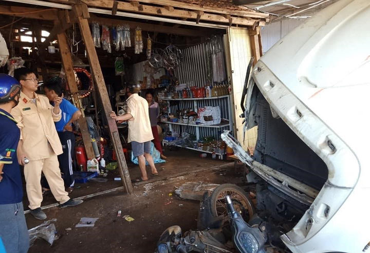 Tai nạn liên tiếp khiến 5 xe dính nhau, QL14 tắc nghẽn nhiều giờ - 6