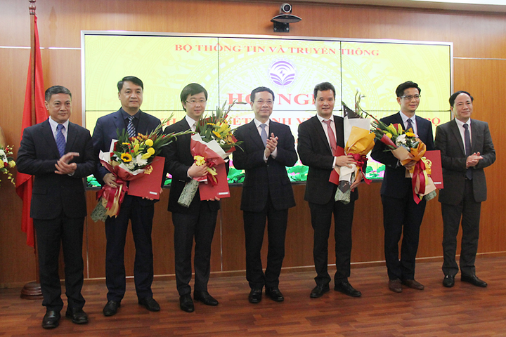 Bộ TT&TT điều động và bổ nhiệm 13 cán bộ lãnh đạo chủ chốt - 2