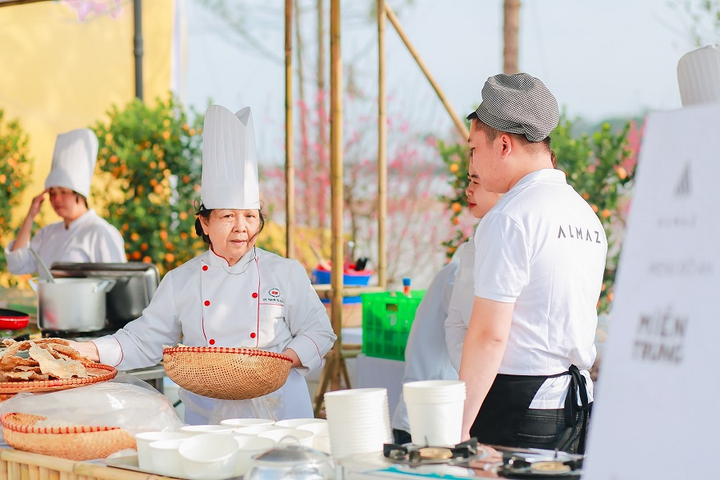 Những kỷ lục gây 'choáng' trong Lễ hội hoa Xuân lớn nhất Việt Nam - 9