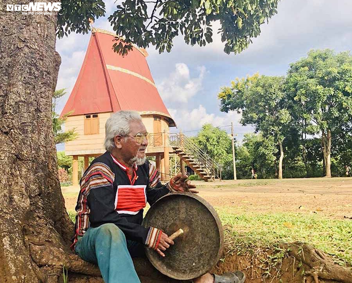 Già làng R'cơm Hmyơk: Người nặng lòng với cồng chiêng - 2