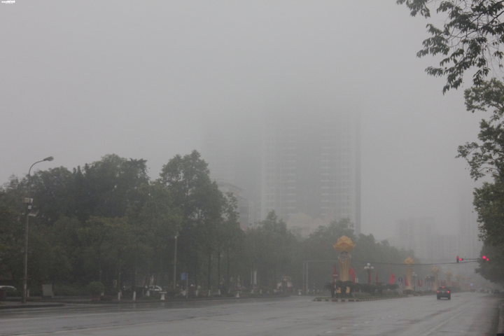 Hà Nội đặc quánh sương mù từ sáng tới trưa, bật đèn pha mới thấy đường - 15