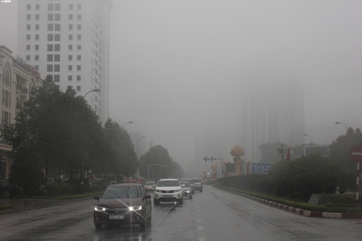 Hà Nội đặc quánh sương mù từ sáng tới trưa, bật đèn pha mới thấy đường - 14