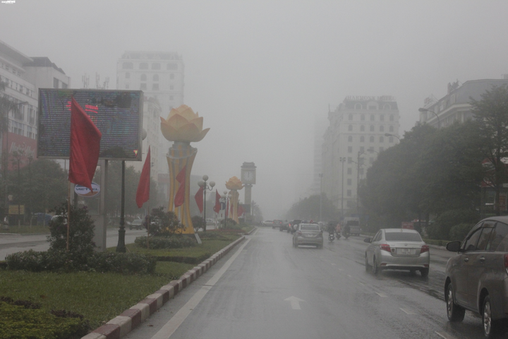 Hà Nội đặc quánh sương mù từ sáng tới trưa, bật đèn pha mới thấy đường - 13