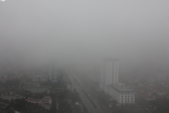 Hà Nội đặc quánh sương mù từ sáng tới trưa, bật đèn pha mới thấy đường - 16