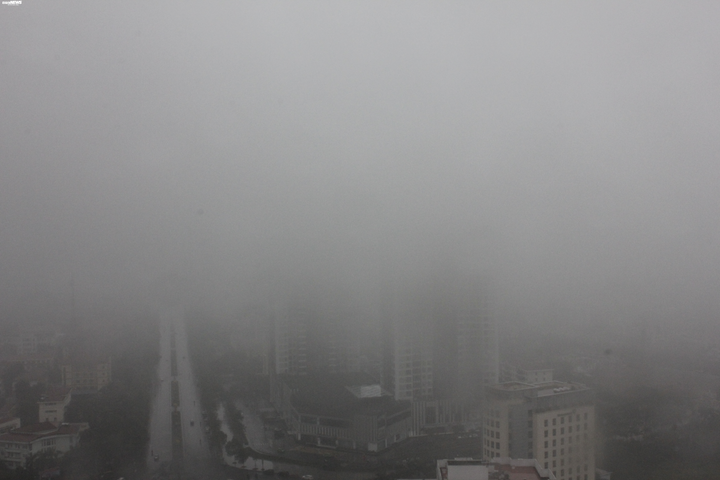 Hà Nội đặc quánh sương mù từ sáng tới trưa, bật đèn pha mới thấy đường - 17