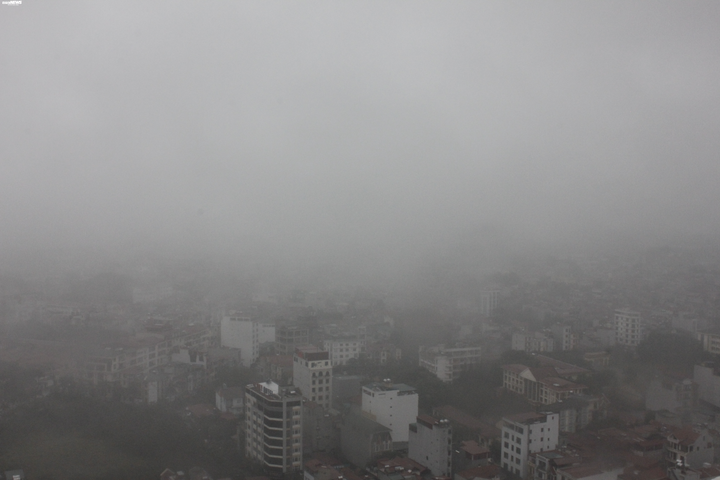 Hà Nội đặc quánh sương mù từ sáng tới trưa, bật đèn pha mới thấy đường - 18