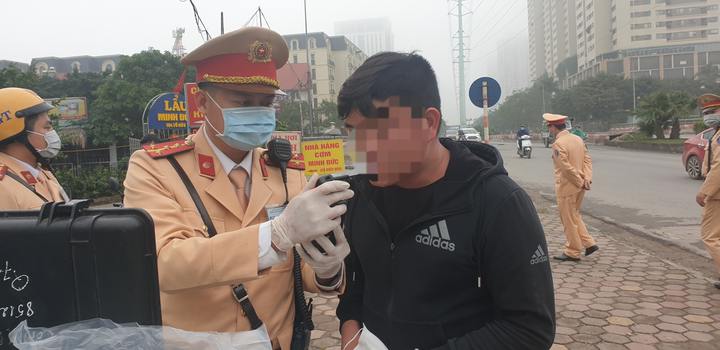 Vừa rời quán nhậu, nam tài xế say xỉn bị phạt 6-8 triệu đồng - 1