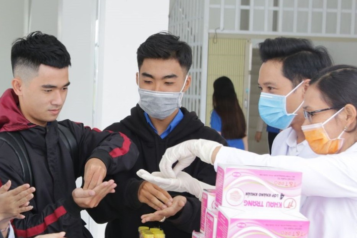 Nghỉ học dài ngày do Covid-19, sinh viên nóng lòng muốn trở lại trường - 2