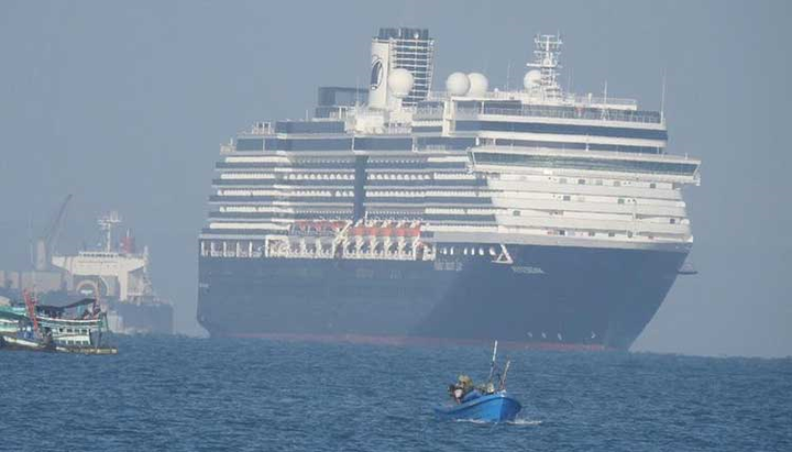 20 hành khách du thuyền vừa được Campuchia cho cập cảng nghi nhiễm Covid-19 - 1