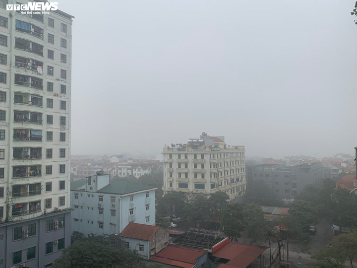 Hà Nội đặc quánh sương mù từ sáng tới trưa, bật đèn pha mới thấy đường - 1