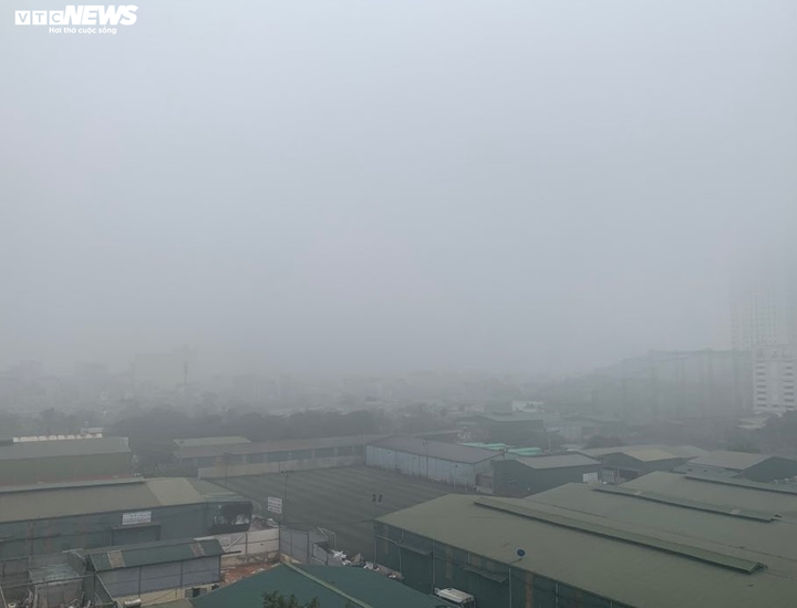 Hà Nội đặc quánh sương mù từ sáng tới trưa, bật đèn pha mới thấy đường - 4