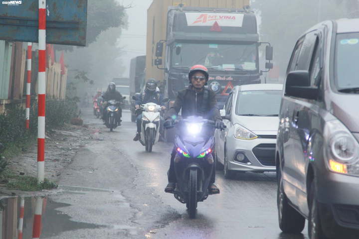 Hà Nội đặc quánh sương mù từ sáng tới trưa, bật đèn pha mới thấy đường - 12