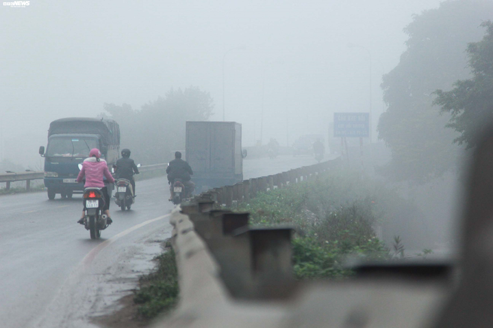 Hà Nội đặc quánh sương mù từ sáng tới trưa, bật đèn pha mới thấy đường - 9