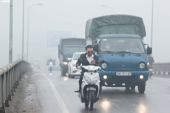 Hà Nội đặc quánh sương mù từ sáng tới trưa, bật đèn pha mới thấy đường - 10