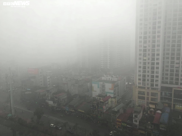 Hà Nội đặc quánh sương mù từ sáng tới trưa, bật đèn pha mới thấy đường - 2