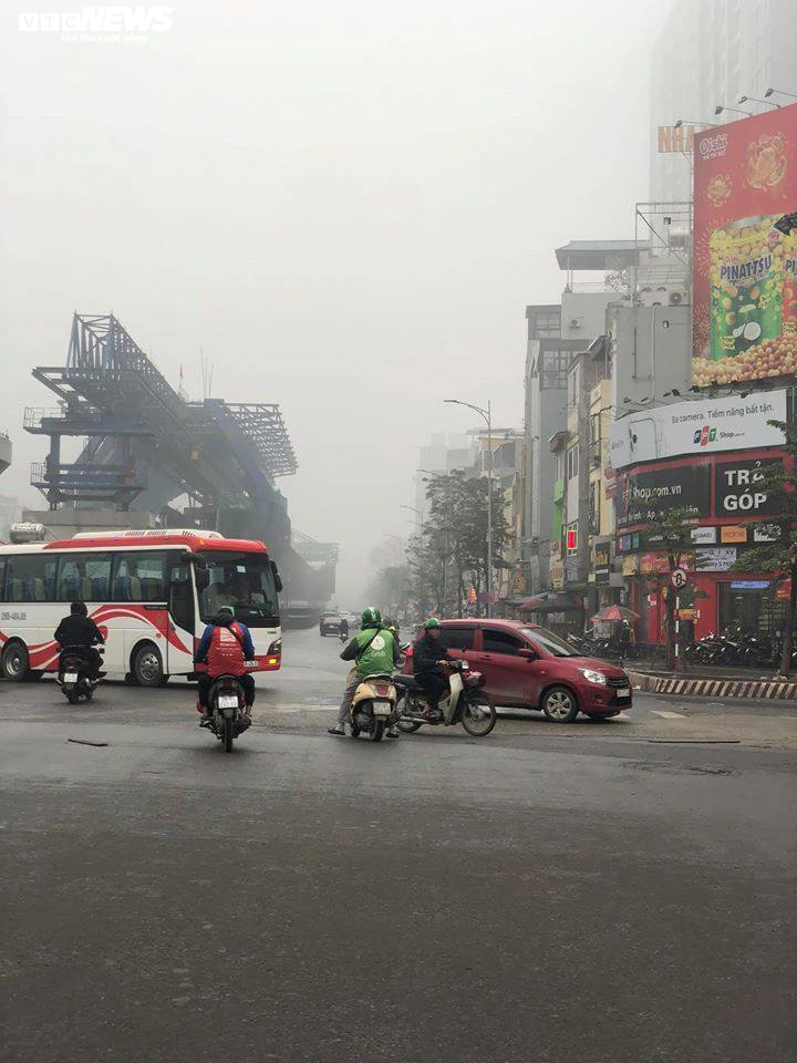 Hà Nội đặc quánh sương mù từ sáng tới trưa, bật đèn pha mới thấy đường - 3