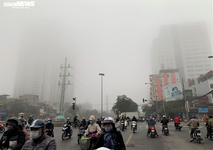 Đến 9h, sương mù vẫn đặc quánh bao trùm Hà Nội - 3