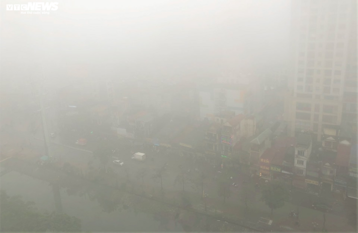 Đến 9h, sương mù vẫn đặc quánh bao trùm Hà Nội - 4