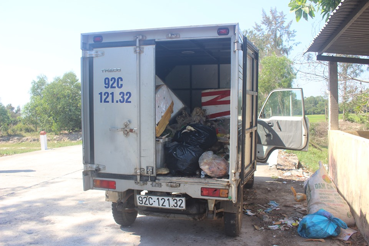 2 thanh niên chở xe tải thịt thối đổ trộm ra môi trường - 1