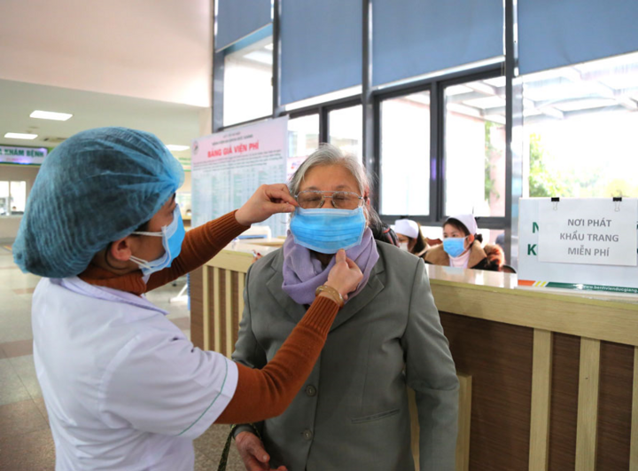 Chuyên gia cảnh báo đeo khẩu trang nhiều khiến da bị kích ứng, nổi mụn - 1