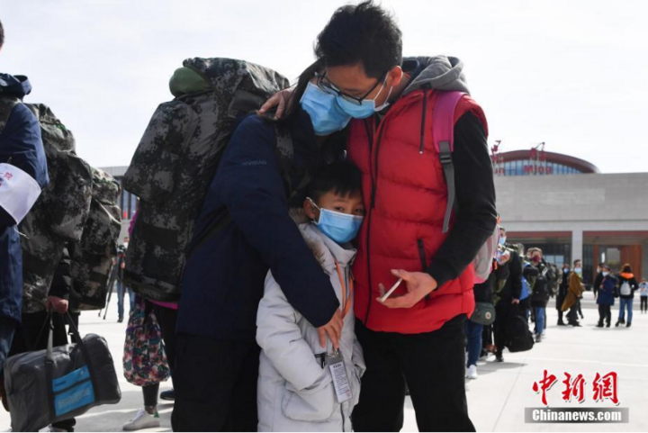 Bác sỹ đi chống dịch Covid-19: Nghẹn ngào trước những cái ôm vội và lời hứa trở về - 9