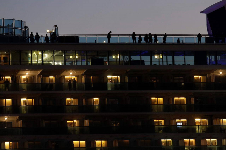 Lễ tình nhân trên chiếc du thuyền bị cách ly Diamond Princess - 1