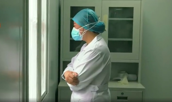 Y tá BV Hỏa Thần Sơn: Nghe tin mẹ mất, cúi gập đầu 3 cái từ biệt rồi tiếp tục làm việc - 4