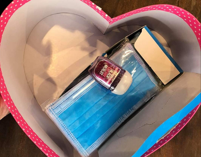 Cười ngất với những món quà Valentine giữa đại dịch Covid-19 - 8