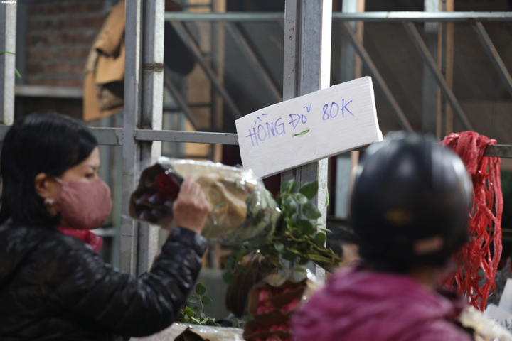 Ảnh: Chợ hoa ngày Valentine hiu hắt, giá rớt thảm hại - 9