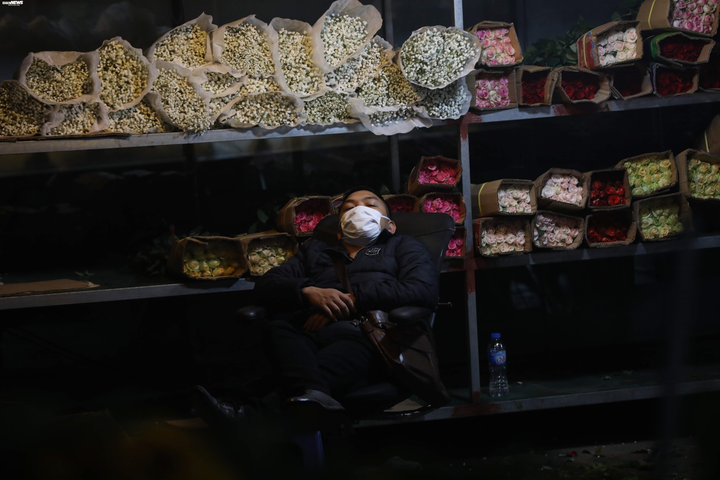 Ảnh: Chợ hoa ngày Valentine hiu hắt, giá rớt thảm hại - 6