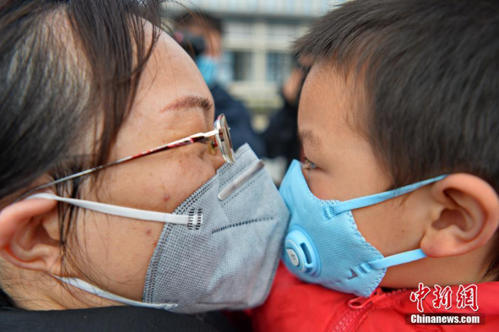 Bác sỹ đi chống dịch Covid-19: Nghẹn ngào trước những cái ôm vội và lời hứa trở về - 6