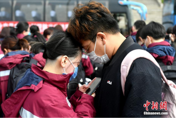 Bác sỹ đi chống dịch Covid-19: Nghẹn ngào trước những cái ôm vội và lời hứa trở về - 7