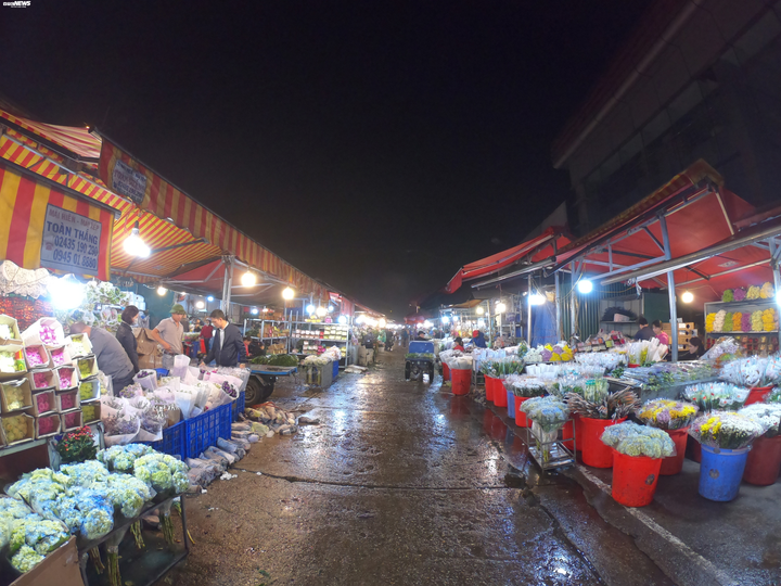 Ảnh: Chợ hoa ngày Valentine hiu hắt, giá rớt thảm hại - 1