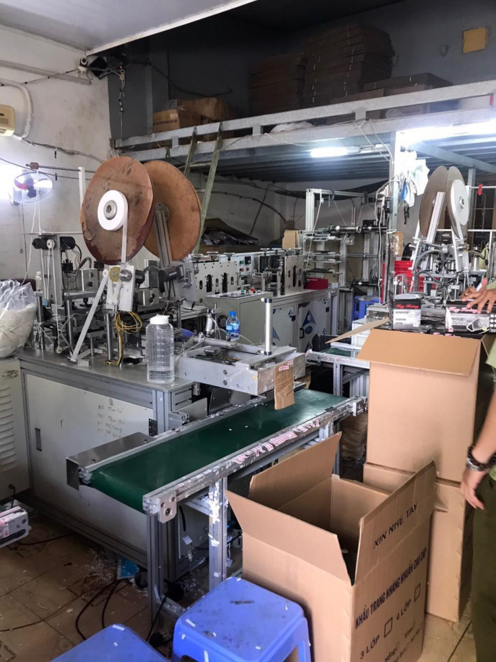 QLTT đóng vai người mua để 'vạch mặt' cơ sở sản xuất khẩu trang từ giấy vệ sinh - 3