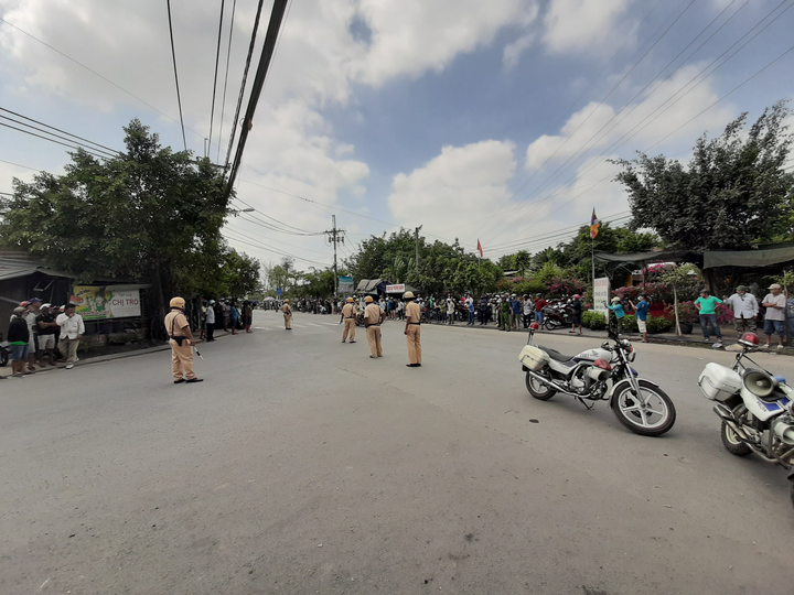 Hiện trường tiêu diệt Tuấn ‘khỉ’ vẫn đông nghịt người 'hóng' - 1