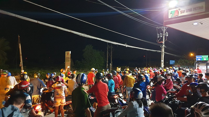 Cảnh sát trắng đêm phong tỏa hiện trường tiêu diệt Tuấn 'khỉ', dân thản nhiên live stream trên mạng - 10